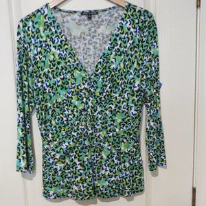 NWOT Super fitting and slimming V-Neck Top - Sz XL